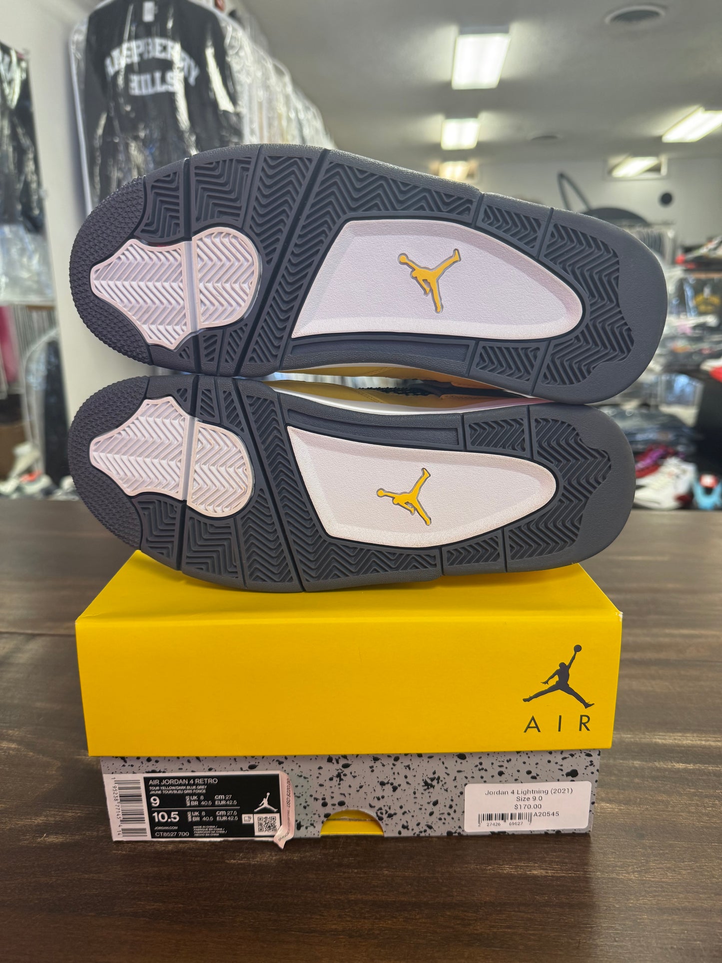 Jordan 4 Lightning (2021)