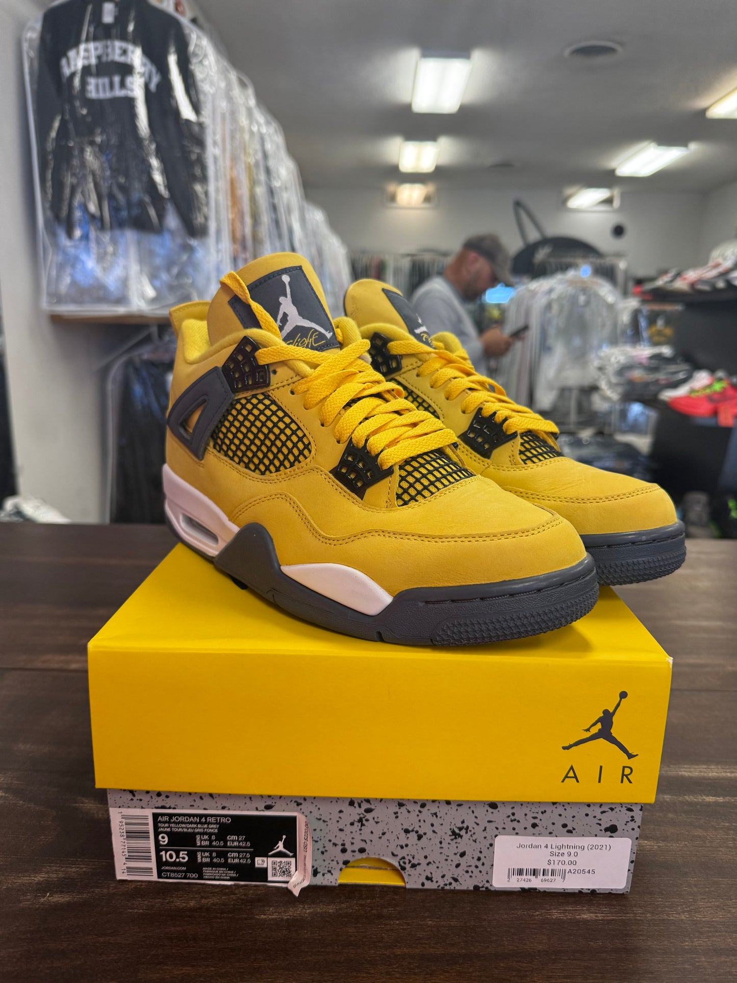 Jordan 4 Lightning (2021)